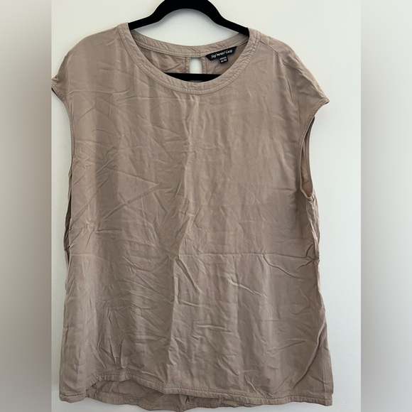 Simple Black Keyhole Tank Camisole (2 colours avail) - Picture 6 of 8